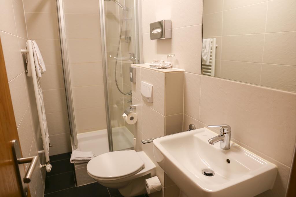 Hotel Koeniger Pliening Bagian luar foto