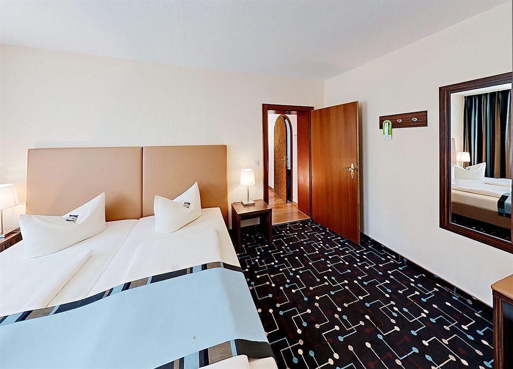 Hotel Koeniger Pliening Bagian luar foto