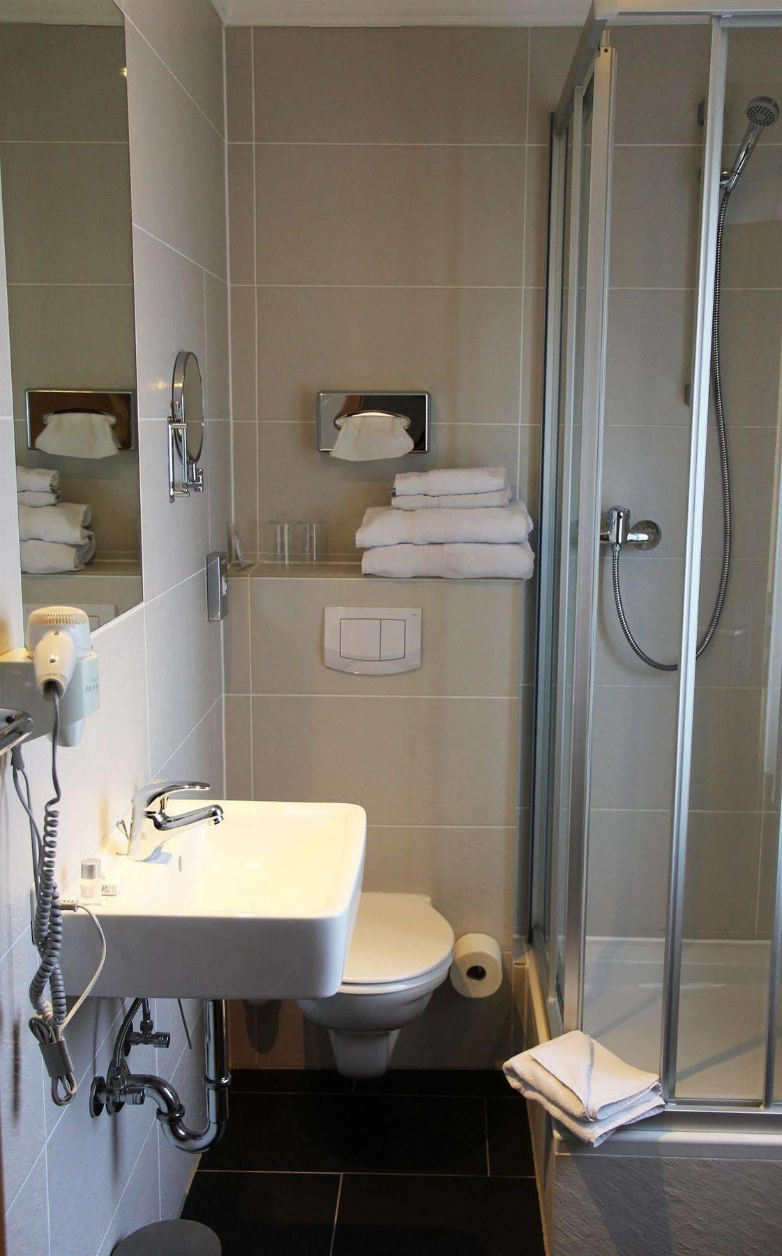 Hotel Koeniger Pliening Bagian luar foto