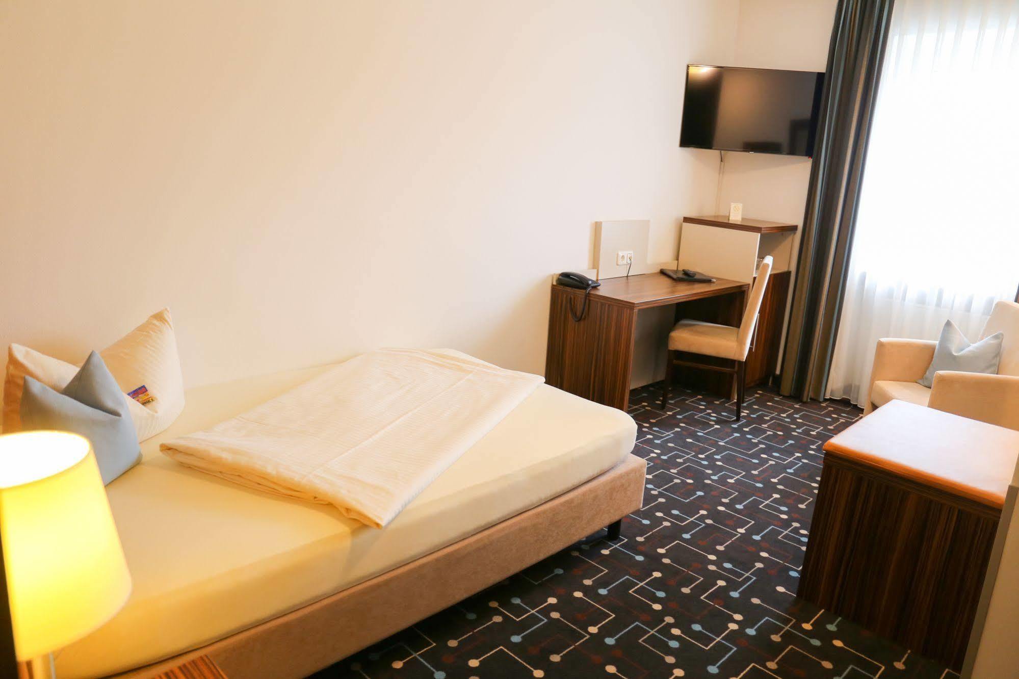 Hotel Koeniger Pliening Bagian luar foto