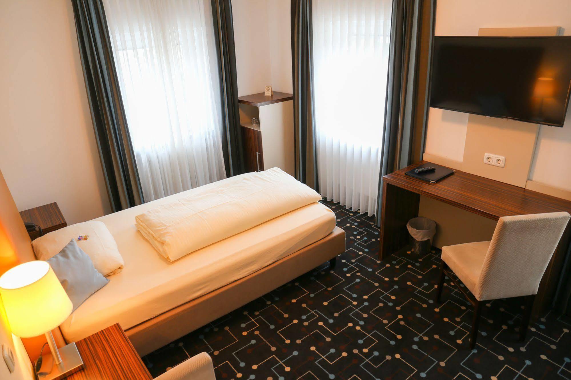 Hotel Koeniger Pliening Bagian luar foto