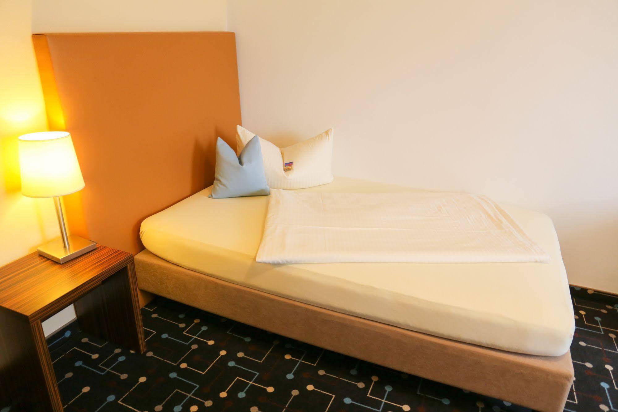 Hotel Koeniger Pliening Bagian luar foto