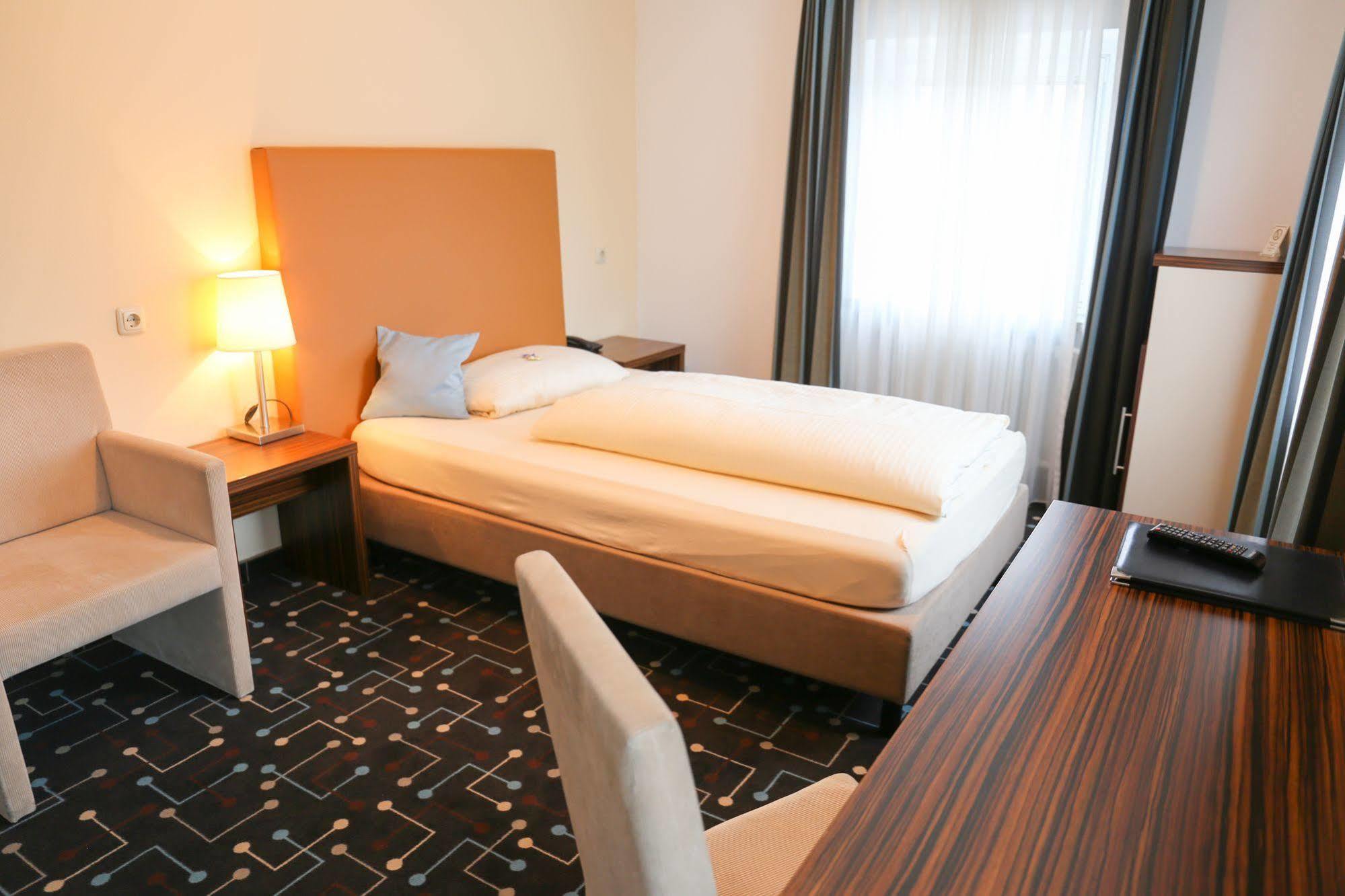 Hotel Koeniger Pliening Bagian luar foto