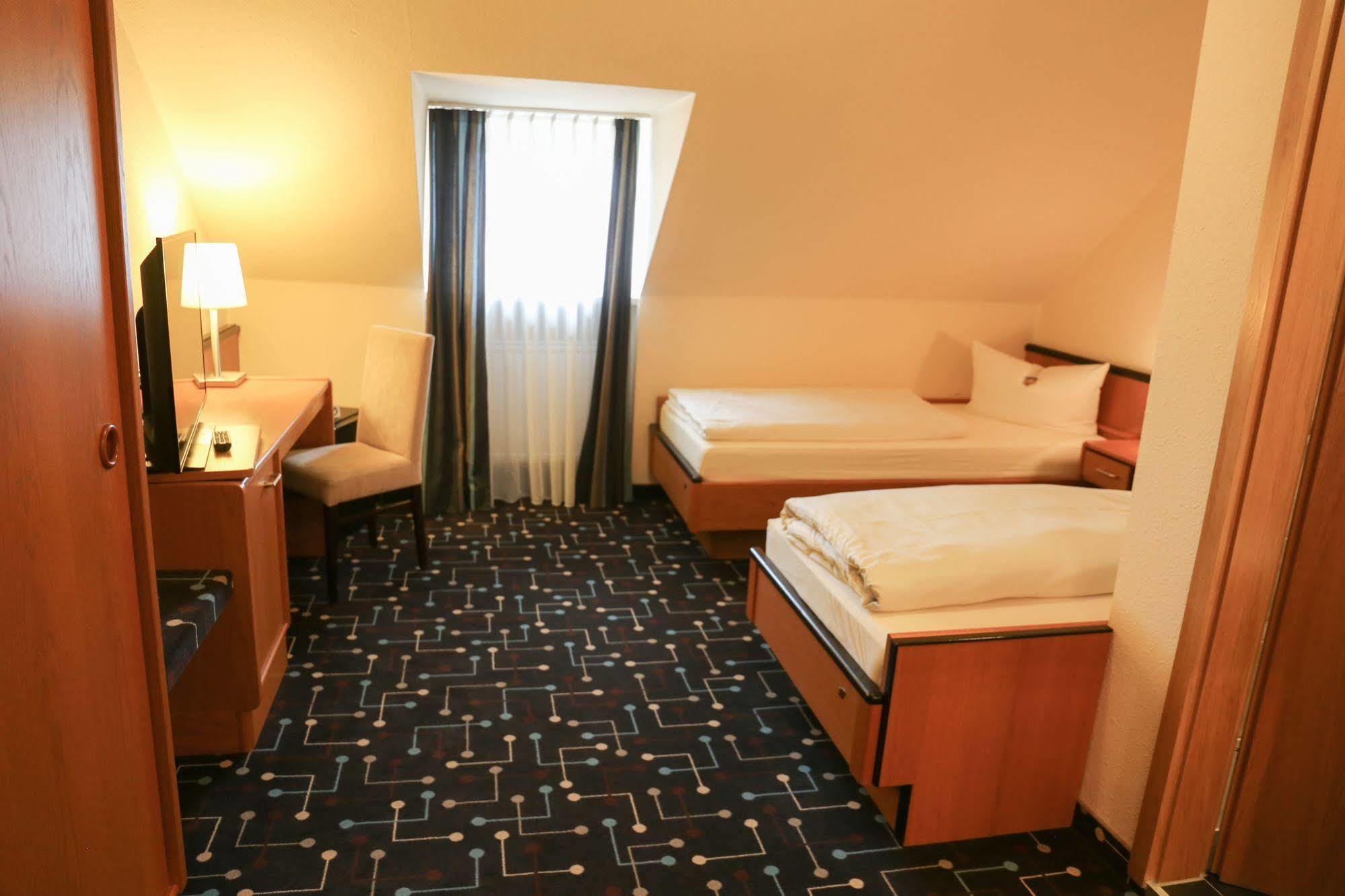 Hotel Koeniger Pliening Bagian luar foto