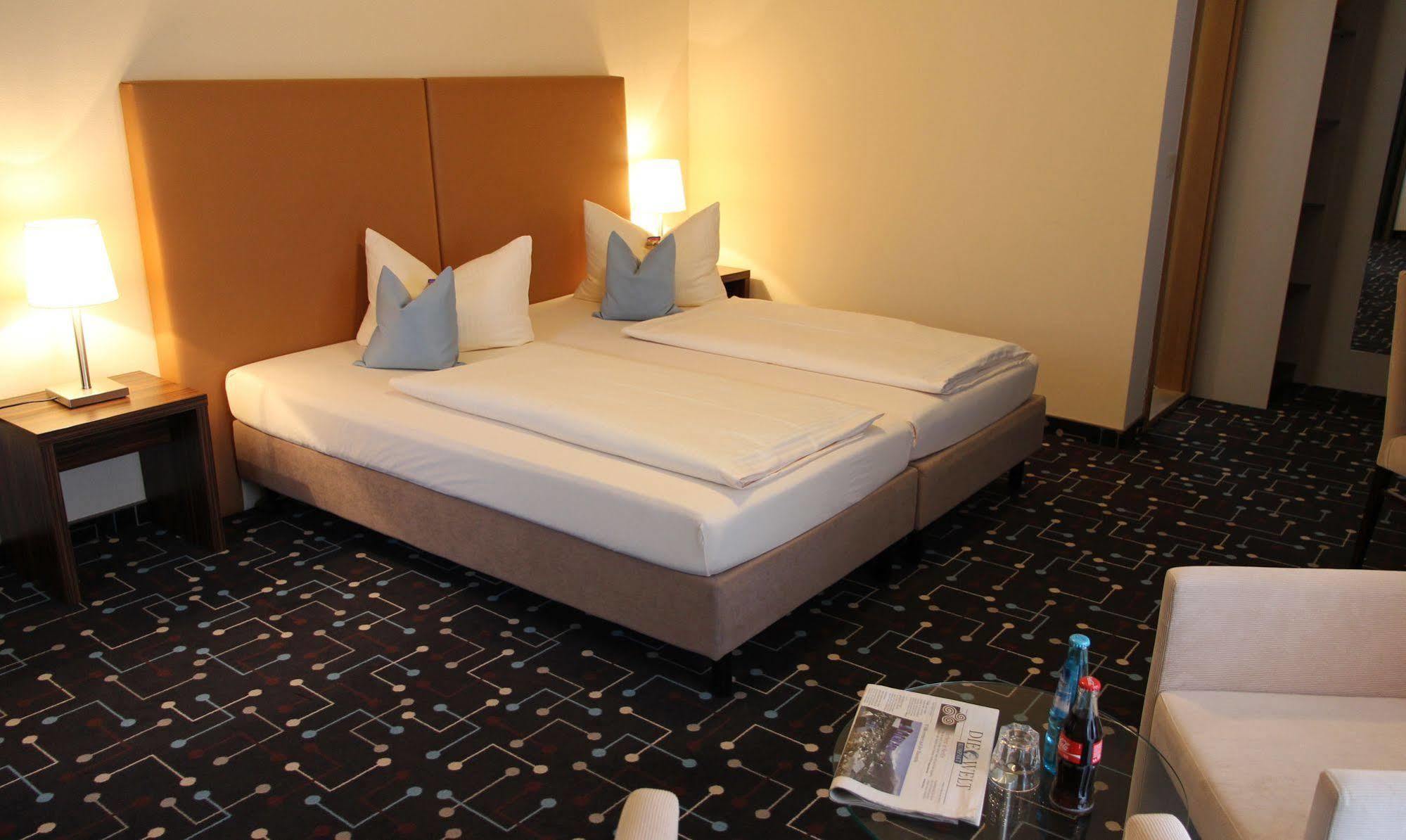 Hotel Koeniger Pliening Bagian luar foto