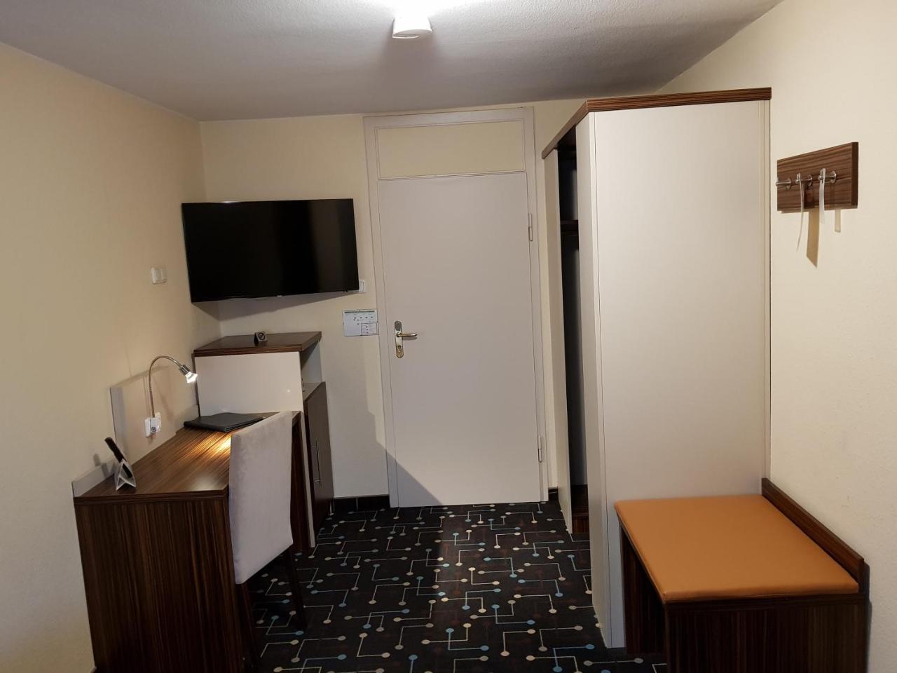 Hotel Koeniger Pliening Bagian luar foto