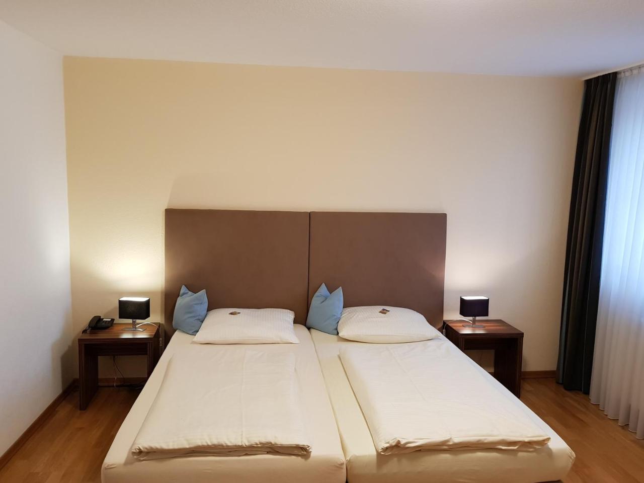 Hotel Koeniger Pliening Bagian luar foto