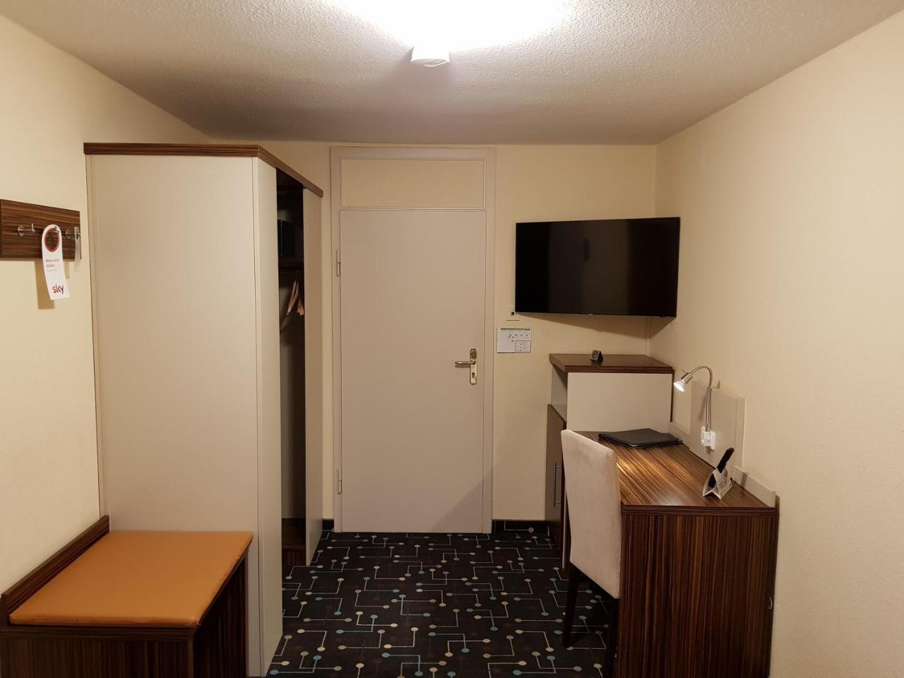 Hotel Koeniger Pliening Bagian luar foto