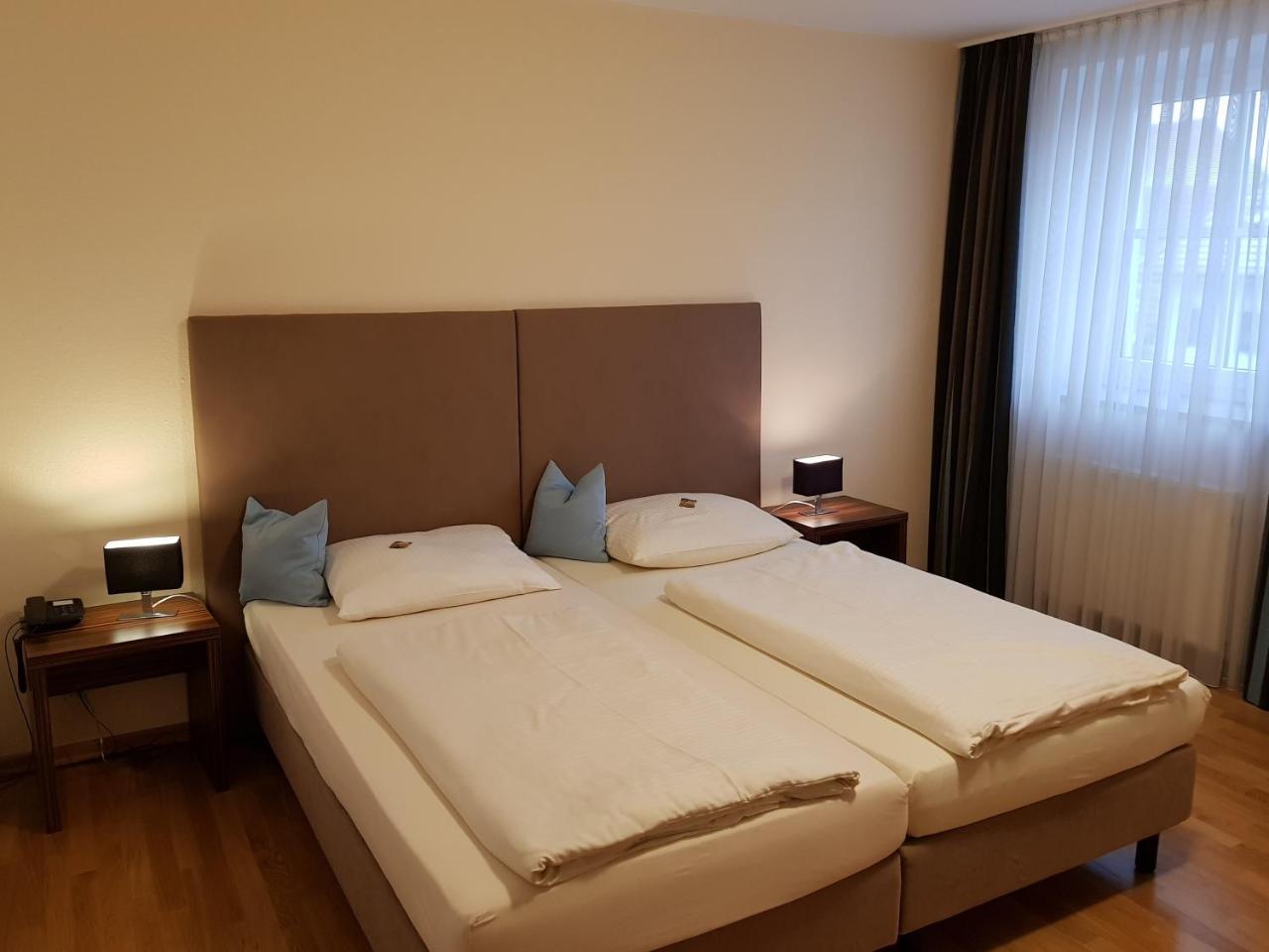 Hotel Koeniger Pliening Bagian luar foto